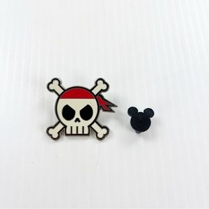 Disney 2006 Skull and Crossbones Pirates of the Caribbean Trading Pin & Holder
